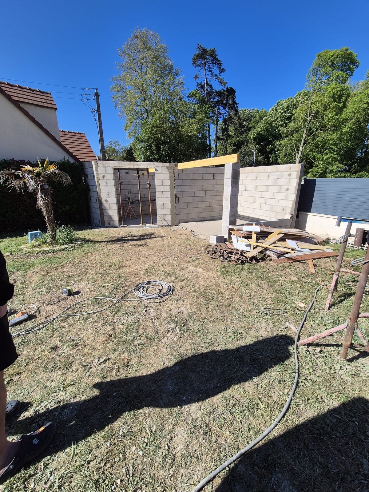 Élévation de murs en parpaings pour création d'annexe