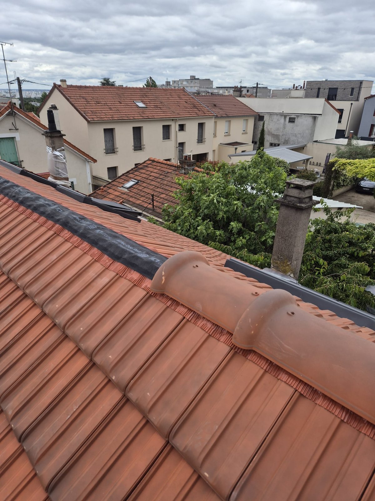 Pose de closoir souple ventilé & faîtières à emboîtement