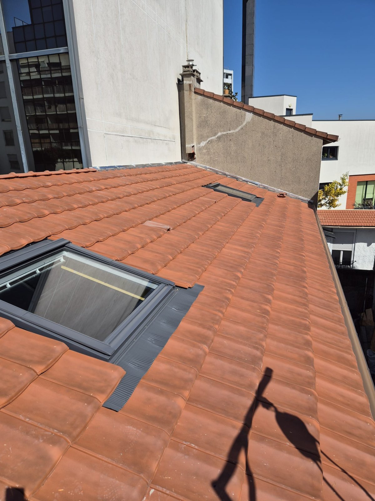 Toiture achevée avec fenêtres Velux & solins zinc d'étanchéité